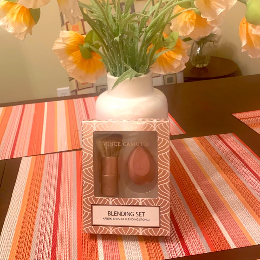 NWT Vince Camuto Makeup Blending Set